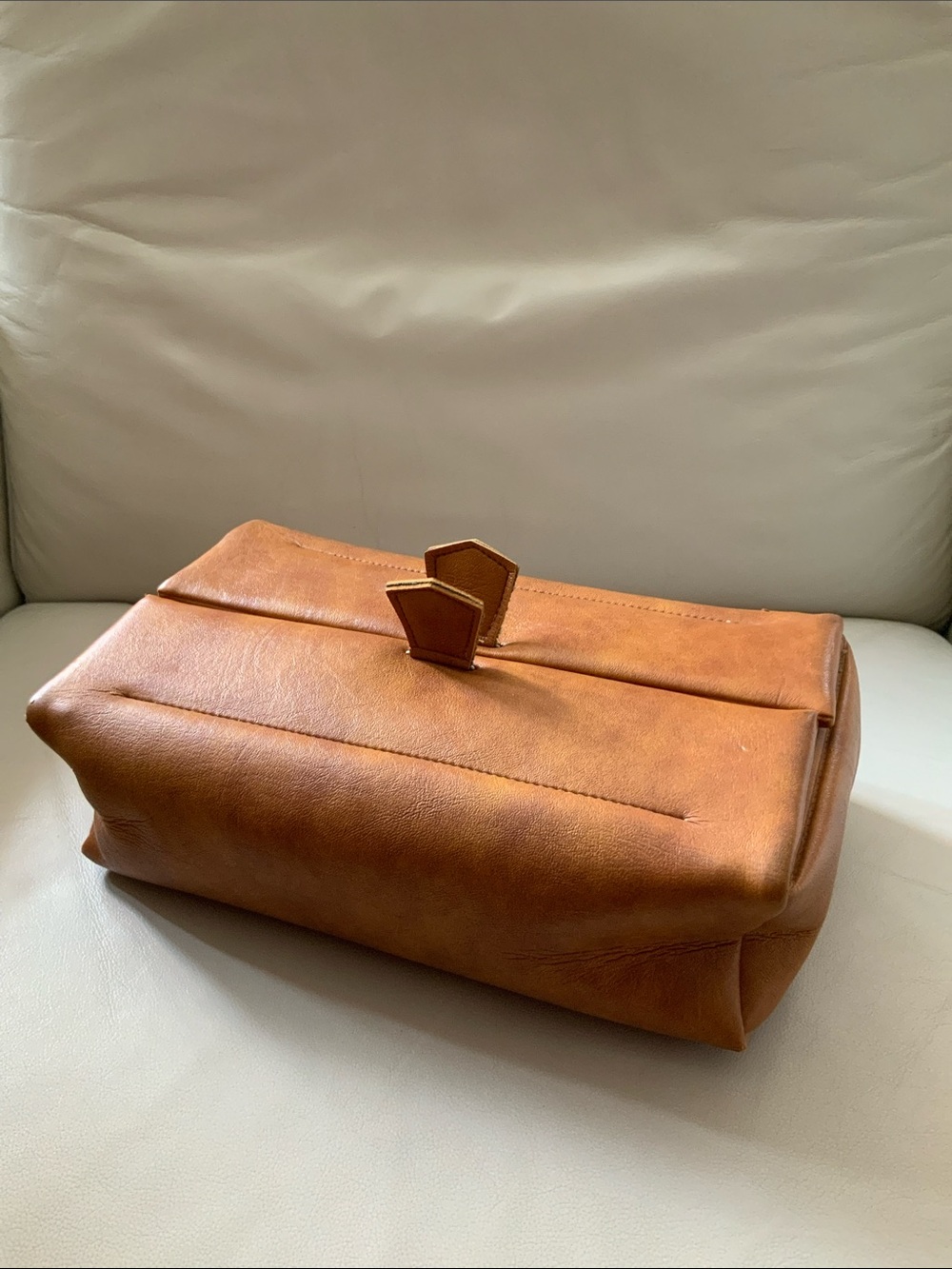 Vtg 70’S St. Thomas flip top valet kit bag collapsible. Has minor water mark.